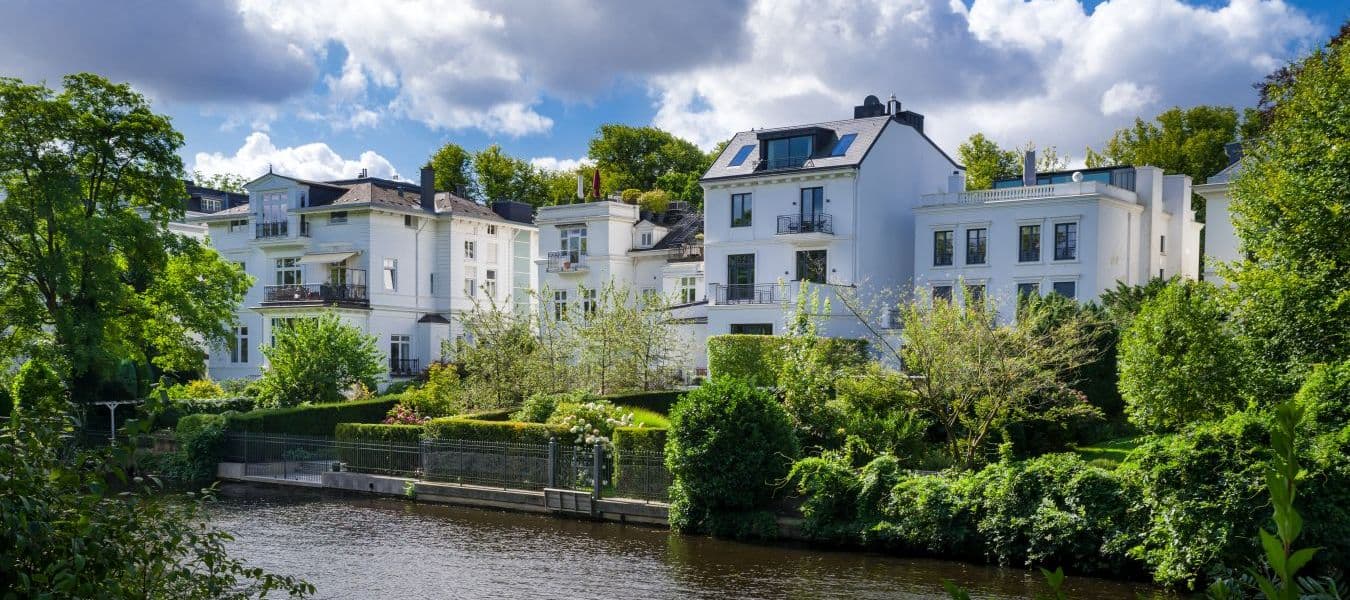 Weiße Jugendstilvillen entlang der Alster in Hamburg Harvestehude