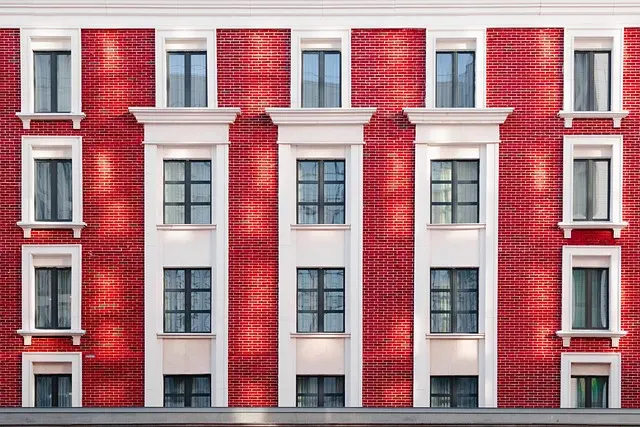 Fassadensanierung, Fassade sanieren, Kosten Fassadensanierung, Fassadenanstrich, Fassadendämmung, Wärmedämmverbundsystem, Energieeffizienz Haus, Mehrfamilienhaus sanieren, Immobilie modernisieren, Fassade erneuern