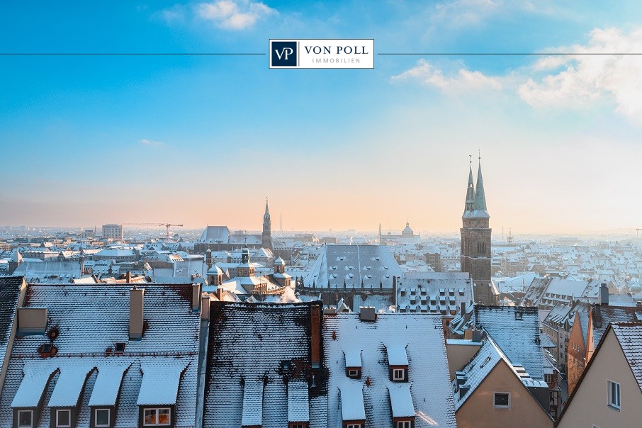 Vista desde el castillo de Núremberg de la ciudad nevada en invierno, con los tejados cubiertos de nieve.