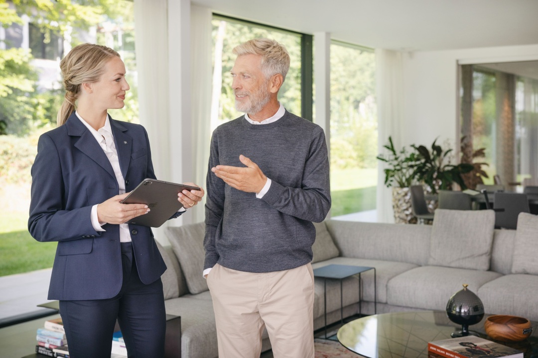 Un agent immobilier en discussion avec un propriétaire âgé