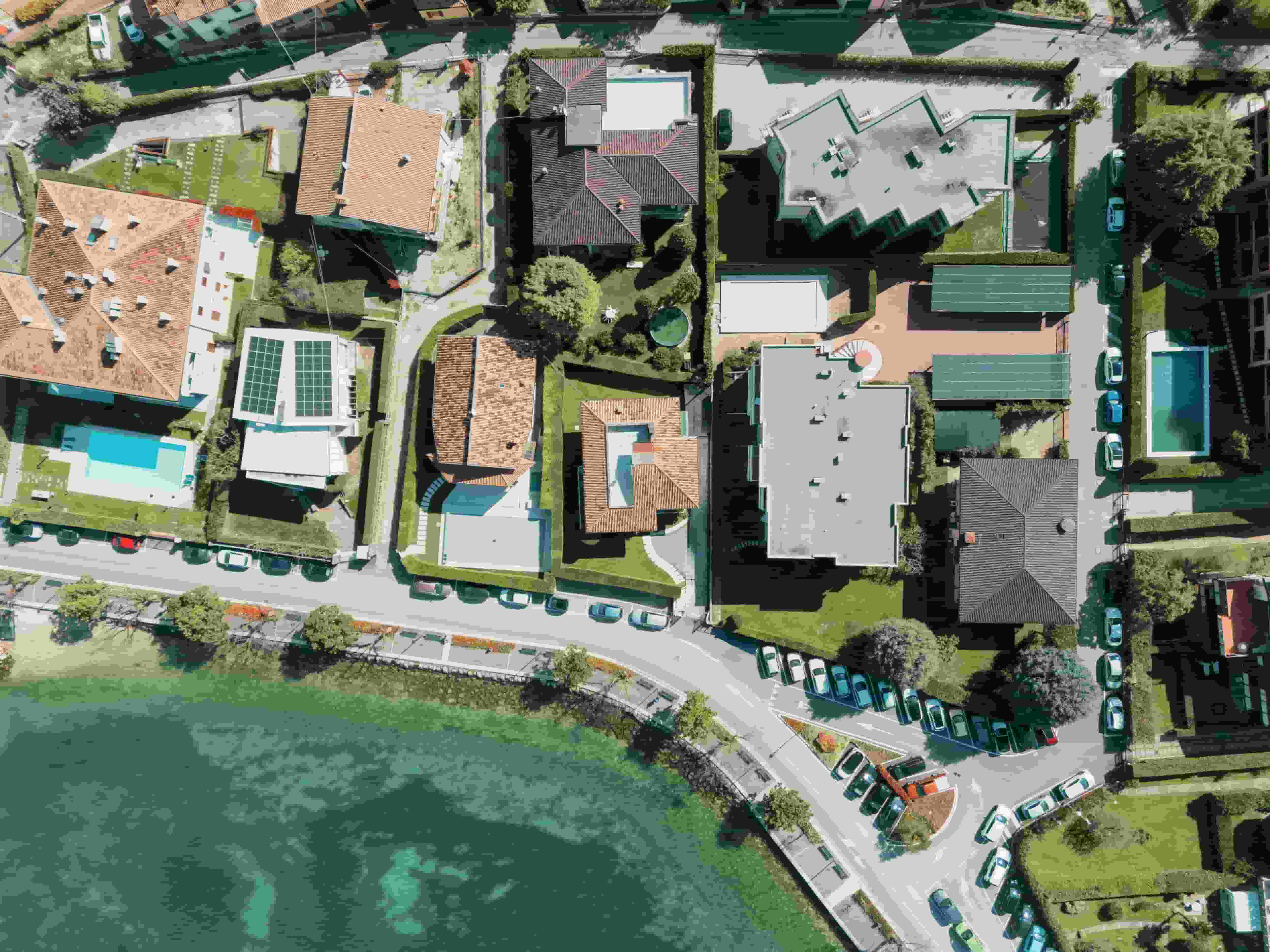 Bird's eye view of houses located directly on the lake