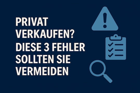 Grafik mit dunkelblauem Hintergrund, weißem Titeltext „Privat verkaufen? Diese 3 Fehler sollten Sie vermeiden“ und drei hellblauen Icons: ein Warnsymbol, eine Checkliste und eine Lupe.