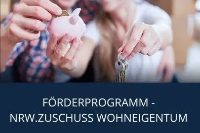 Mann steckt Münze in Sparschwein, Frau hält Wohnungsschlüssel