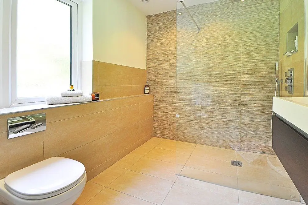 Barrierefreies Badezimmer mit Walk-In Dusche und Toilette