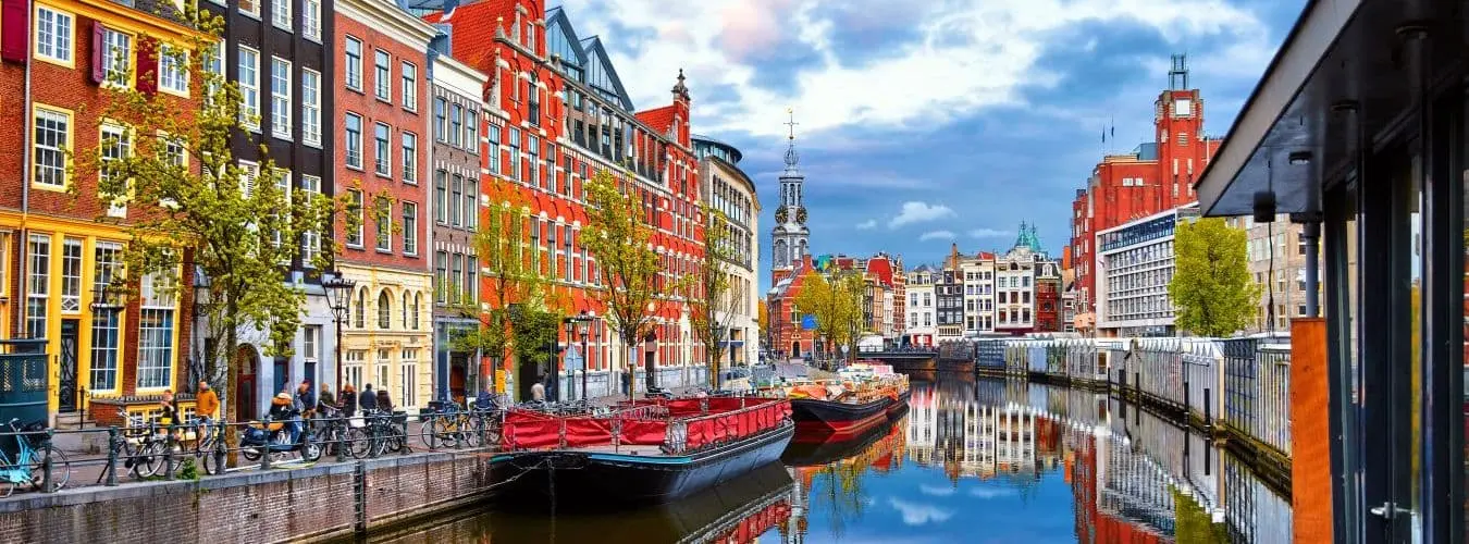 Blick vom Kanal auf Amsterdam