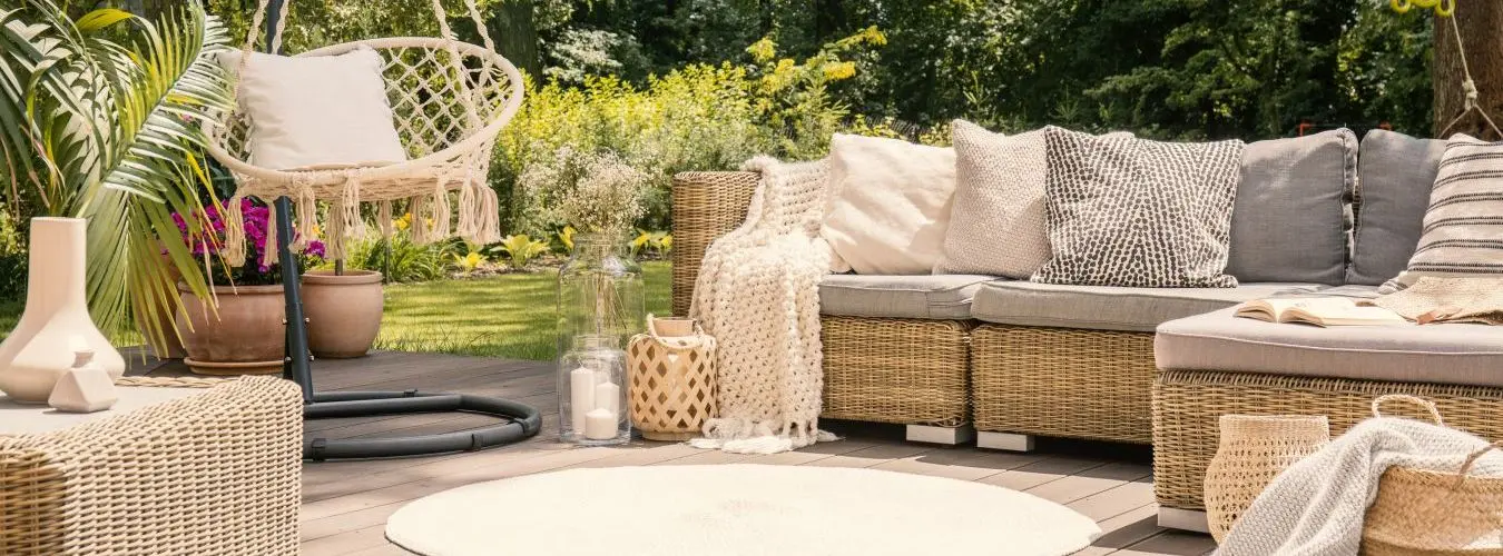 Terrasse mit Loungemöbeln