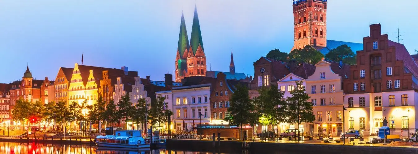 Lübeck Panorama Bild am Abend