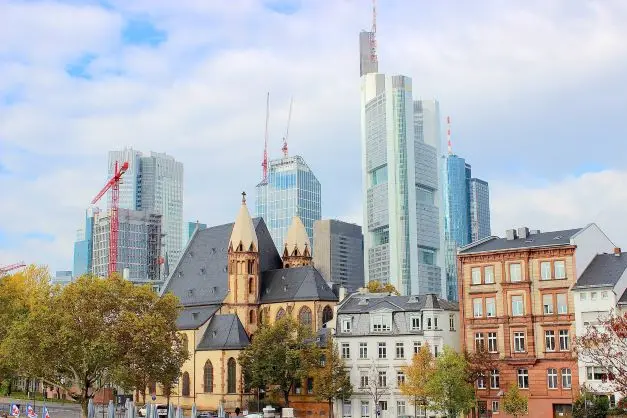 Immobilien in und die Skyline von Frankfurt