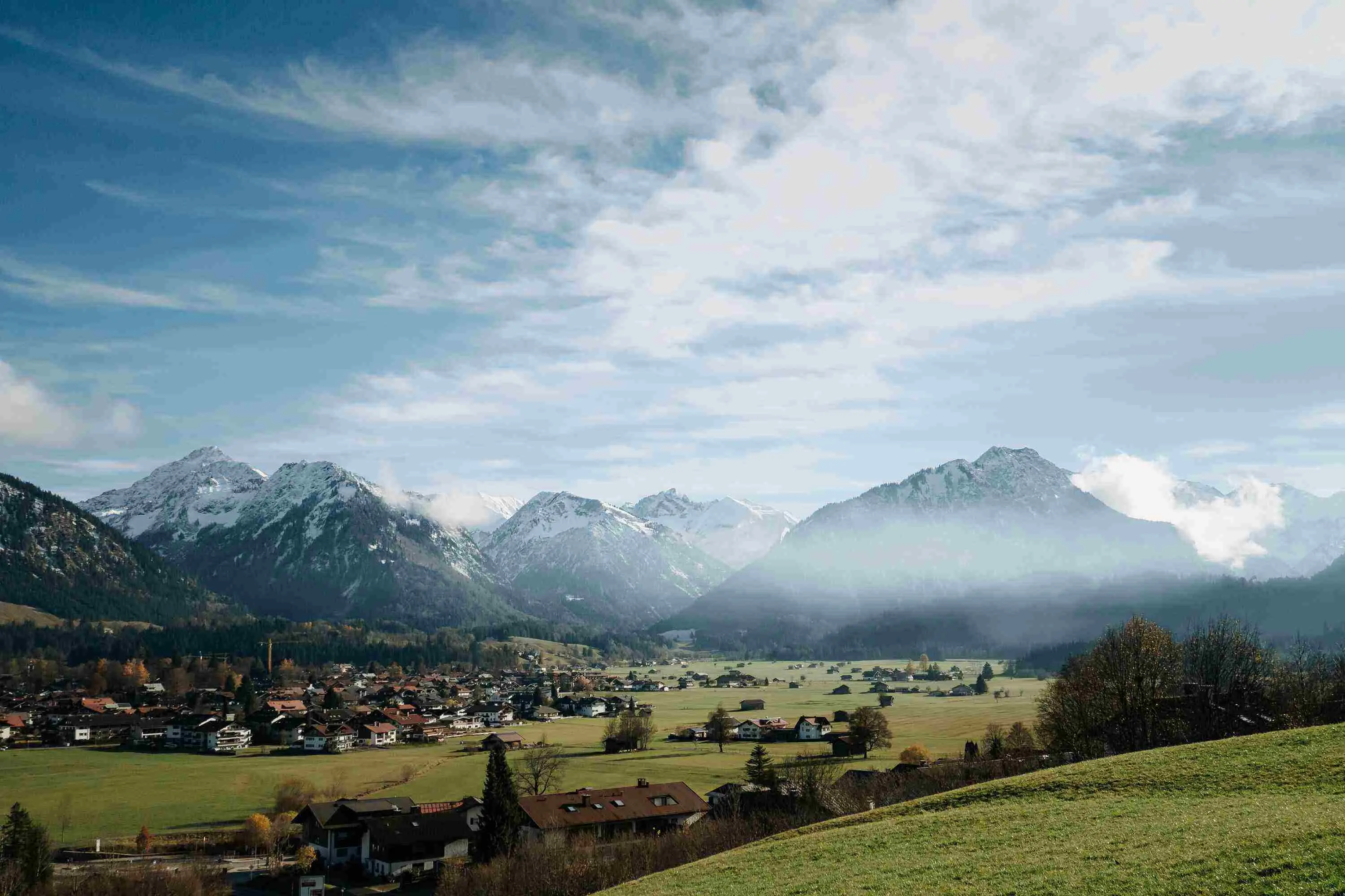 Blick auf die verschneiten Berge Oberstdorfs