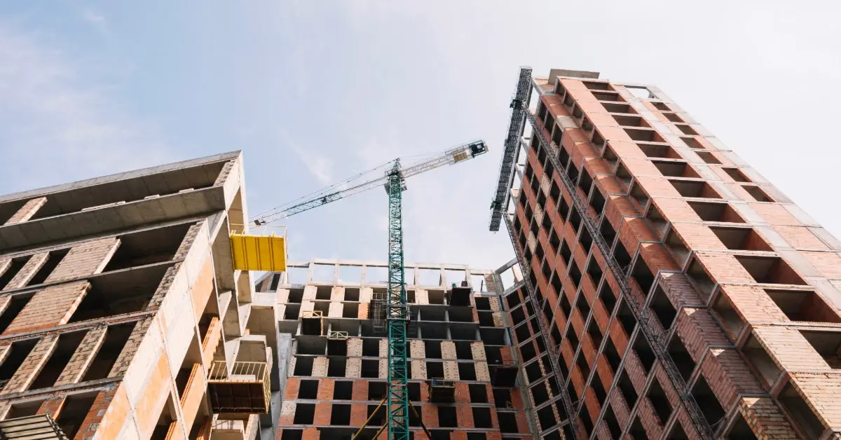Baustelle mit Kran und unfertigen Gebäuden