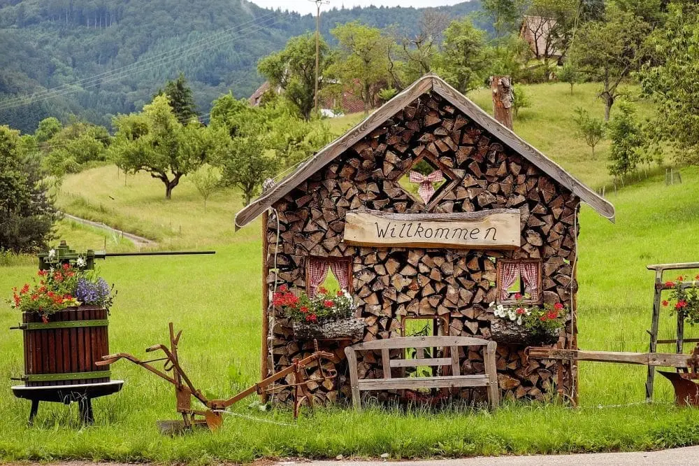 Holzhäuschen auf dem Land