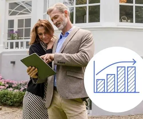 Pärchen zeigt auf Notizblock