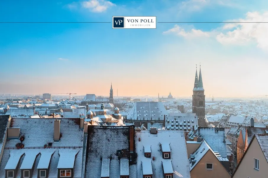 Nézet a nürnbergi várból a téli, hófödte Nürnberg városára, hófödte háztetőkkel.