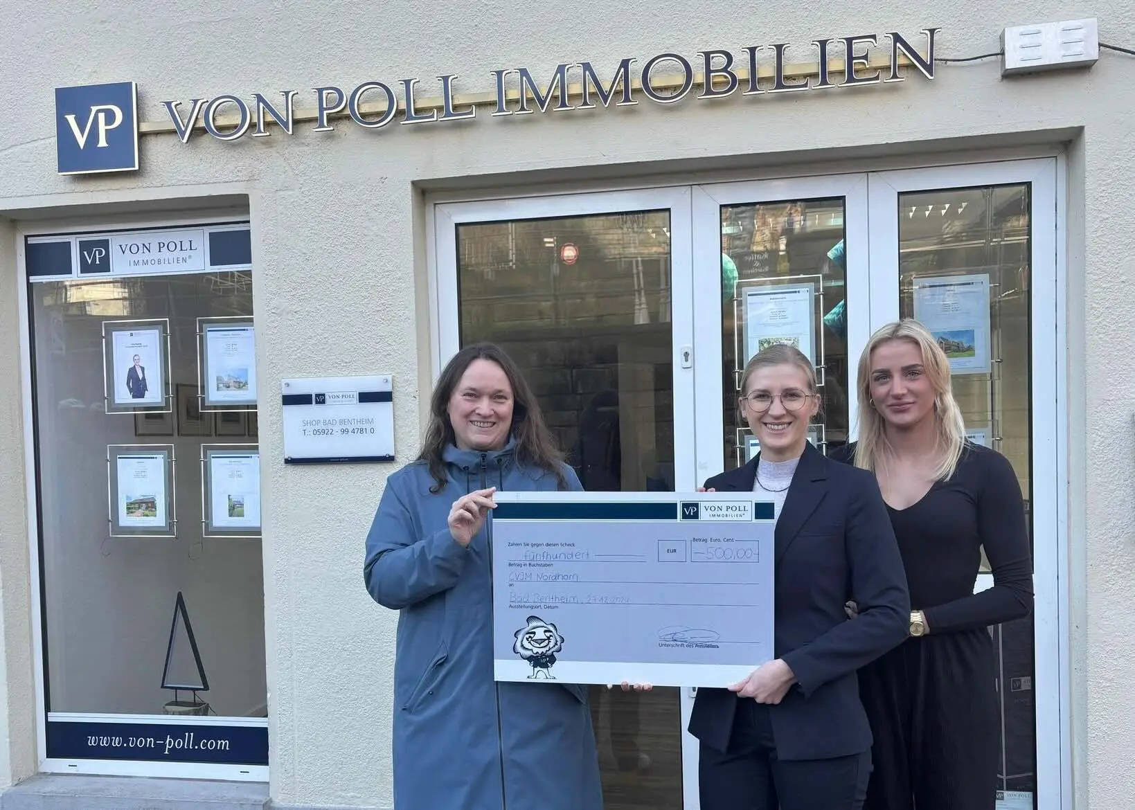 Gundula Finck vom CvJM Nordhorn bekommt einen Spendenscheck von 500 € überreicht.