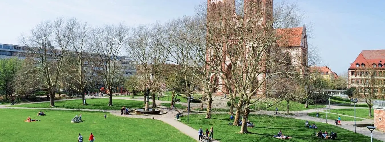Studenten in einem Universitätspark