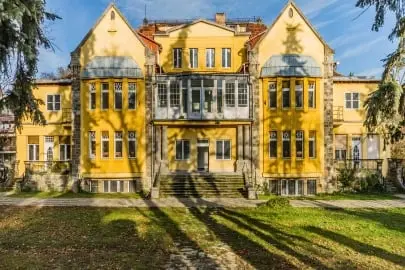 Na trilha de um castelo selvagem nas Colinas de Buda