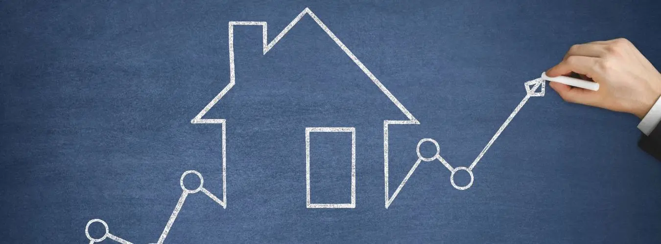 mit Kreide an eine Tafel gemaltes Haus mit aufsteigender Kurve