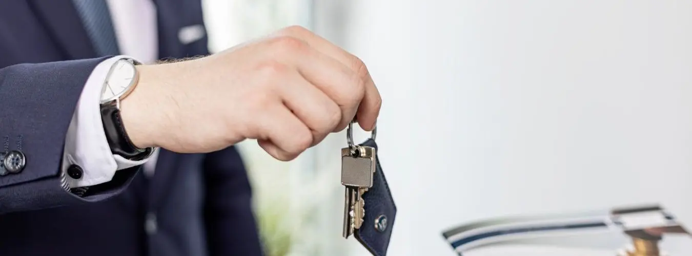 Mann übergibt Wohnungsschlüssel