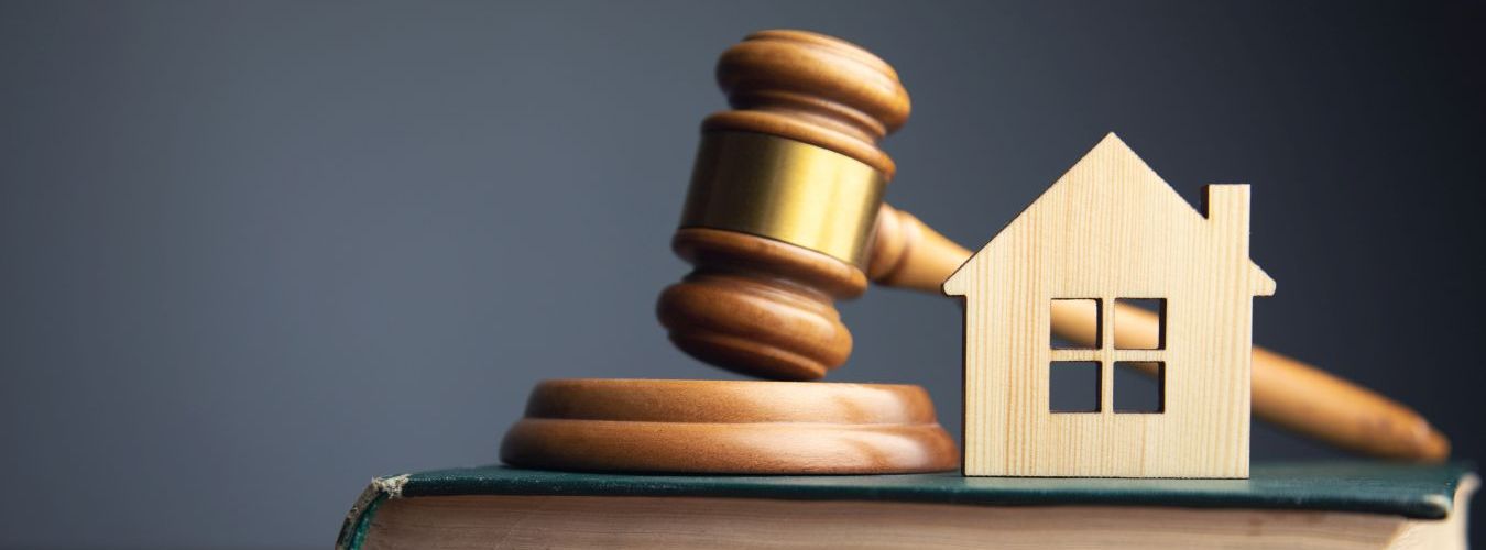 Modellhaus und Richterhammer