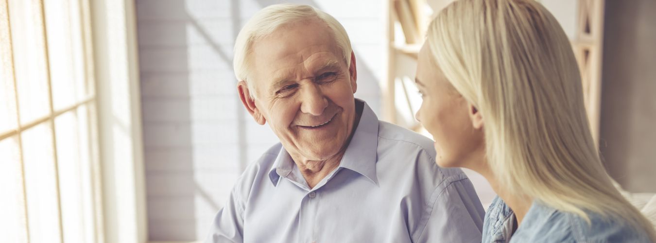 Älterer Herr im Gespräch mit jüngerer Dame