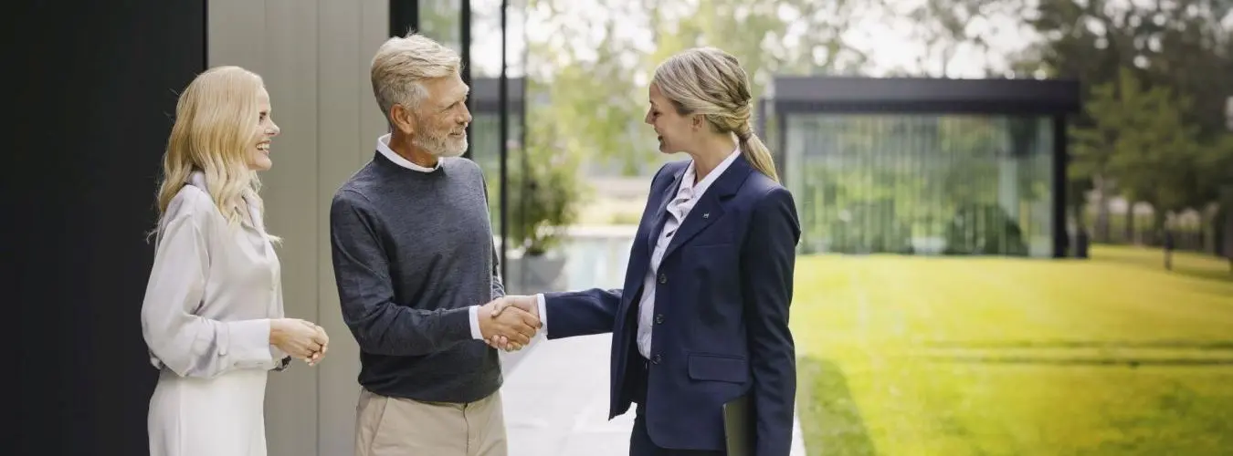 L'agente immobiliare stringe la mano alla coppia