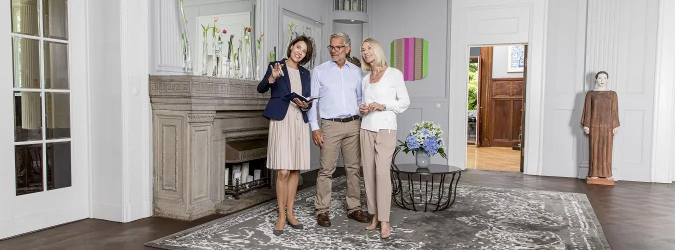 Agente immobiliare a colloquio con gli interessati