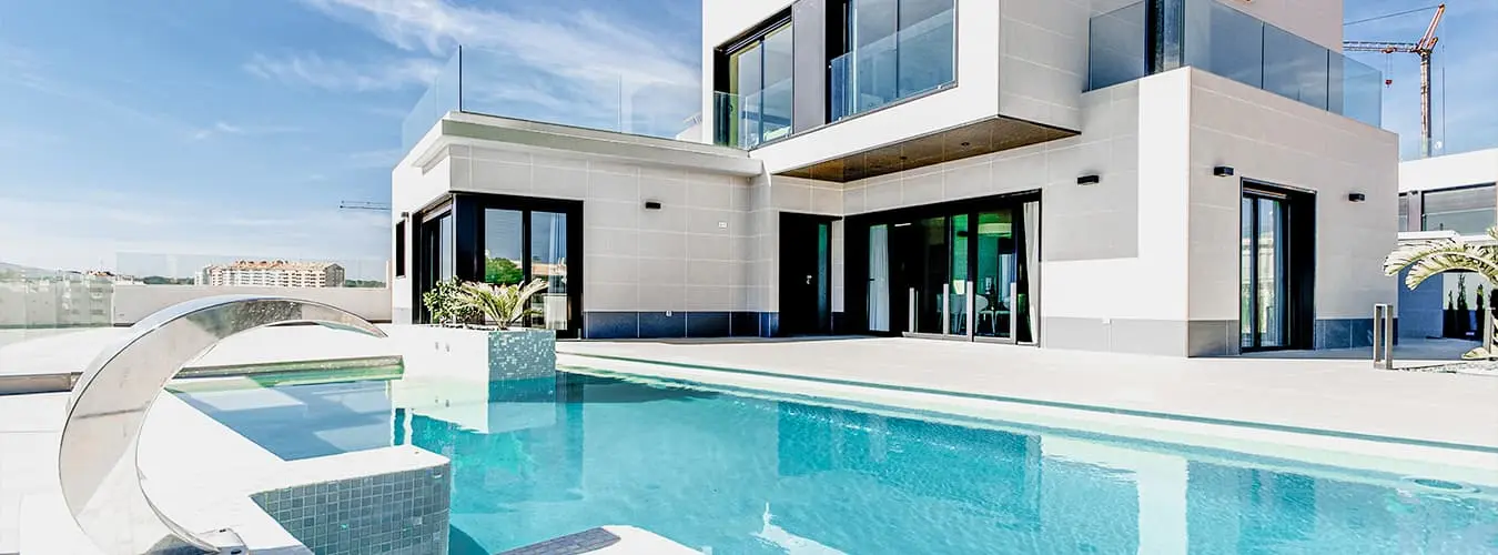 VON POLL IMMOBILIEN - Guida Immobiliare Immagine di intestazione - Casa con piscina