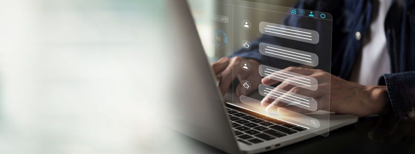 Portátil con historial de chat mostrado gráficamente y chatbot flotando sobre él