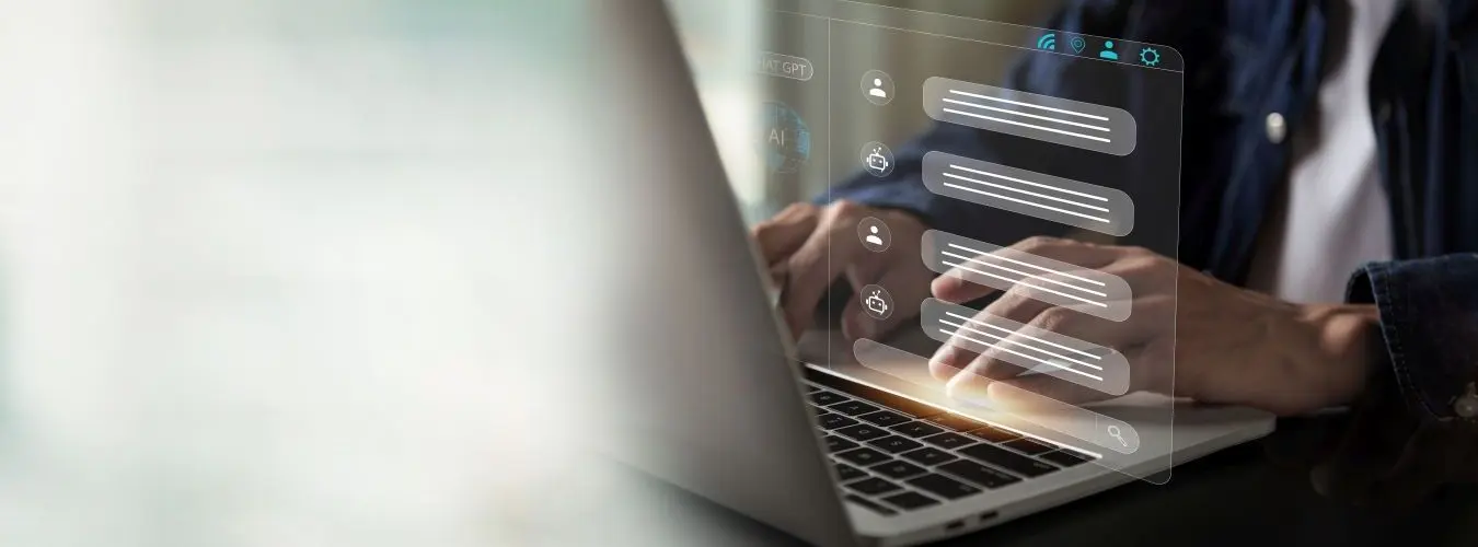 Laptop mit grafisch dargestelltem, darüber schwebendem Chatverlauf mit Chatbot