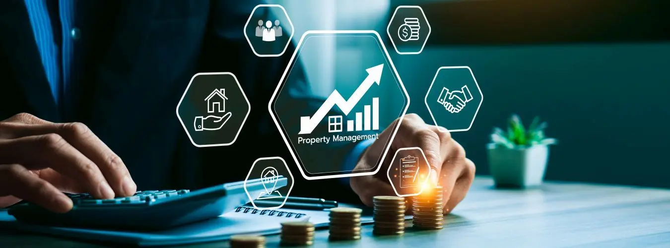 Geschäftsmann mit digitaler Technologie und Online-Tools für Immobilienanalyse